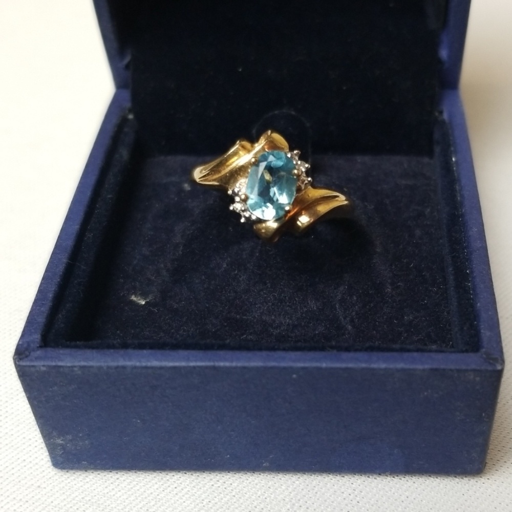 Gold topaz ring